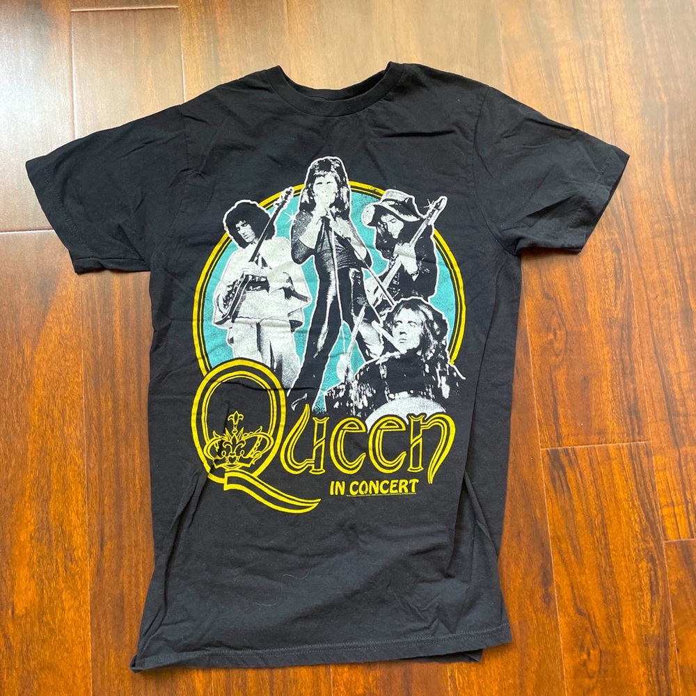 Official Queen in Concert Band T Shirt Womens Medium
